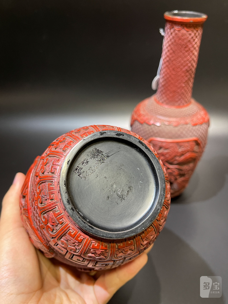 清乾隆 剔红庭院婴戏图纸槌瓶一对 - 图8